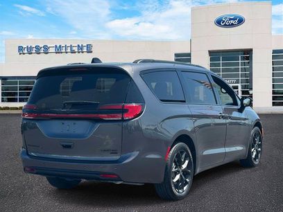 Used 2023 Chrysler Pacifica Limited w/ Uconnect Theater Family Group