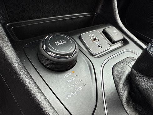 Used 2019 Jeep Cherokee Latitude Plus AWD/4WD image 27