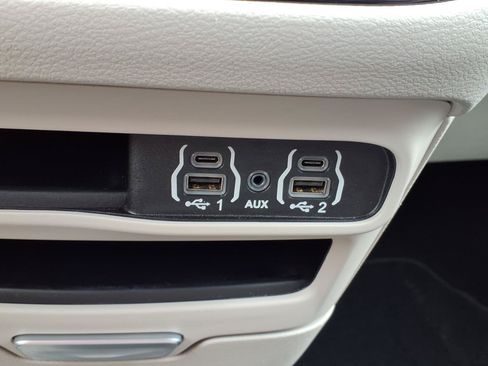 Used 2024 Chrysler Pacifica Touring-L FWD image 22