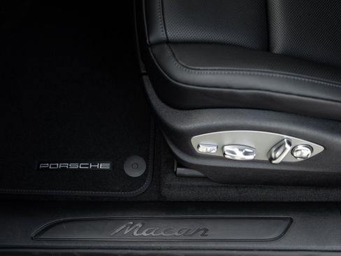 Certified 2025 Porsche Macan image 21