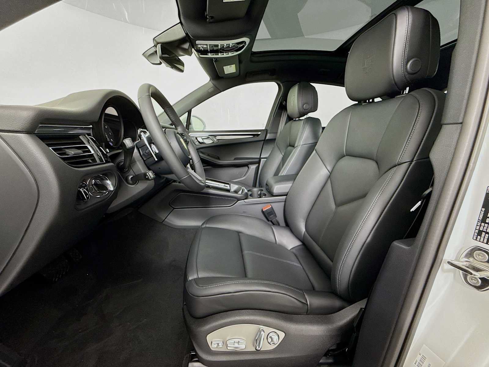 Used 2026 Porsche Macan AWD/4WD image 5
