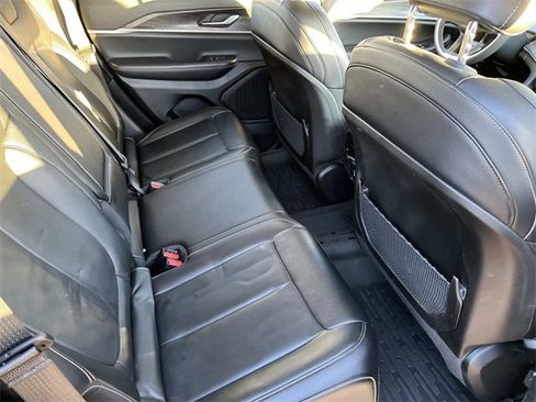 Used 2023 Jeep Grand Cherokee Limited image 20