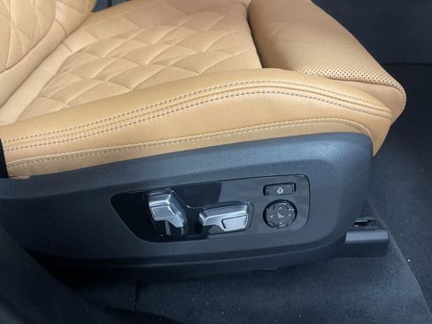 Certified 2024 BMW X7 xDrive40i image 16