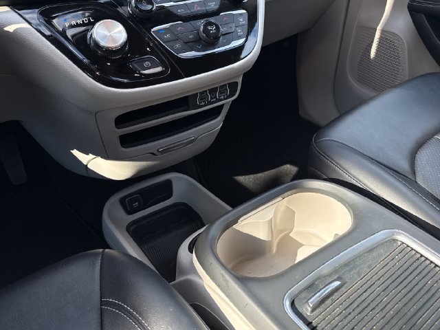 Used 2024 Chrysler Pacifica Touring-L FWD image 10