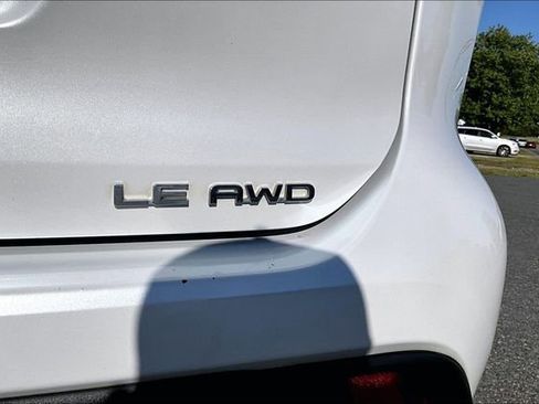 Used 2023 Toyota Highlander LE AWD/4WD image 23