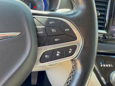 Used 2021 Chrysler Pacifica Touring-L FWD image 19