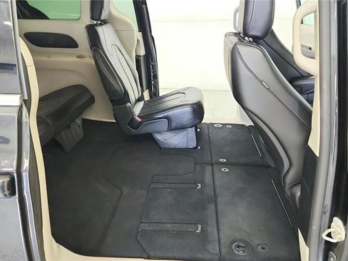 Used 2023 Chrysler Pacifica Touring-L FWD image 39