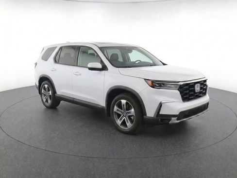 Used 2025 Honda Pilot EX-L image 3