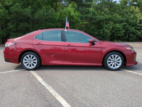 Used 2019 Toyota Camry LE FWD image 3
