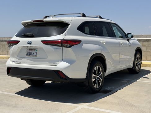 Used 2021 Toyota Highlander XLE AWD/4WD image 10