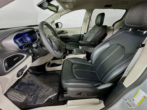 Certified 2024 Chrysler Pacifica Touring-L image 31