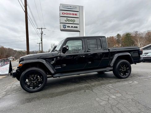 Used 2022 Jeep Gladiator Overland image 3