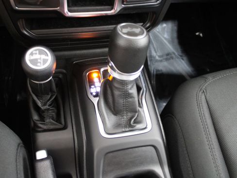 Used 2021 Jeep Wrangler Unlimited Sport AWD/4WD image 32