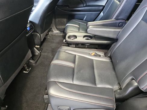 Used 2019 Toyota Highlander SE w/ Carpet Mat Package (TMS) FWD image 13