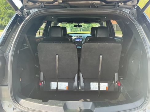 Used 2019 Ford Explorer XLT w/ Equipment Group 202A AWD/4WD image 5