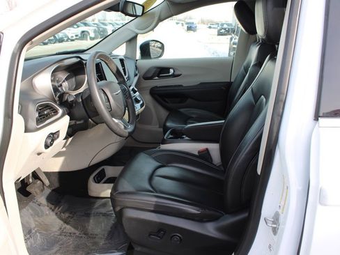 Used 2023 Chrysler Pacifica Touring-L image 14