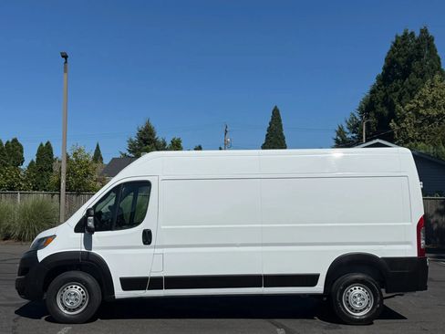 Used 2024 RAM ProMaster 2500 w/ Safety Group FWD image 2