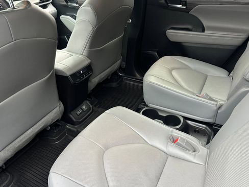Used 2023 Toyota Highlander Limited image 25