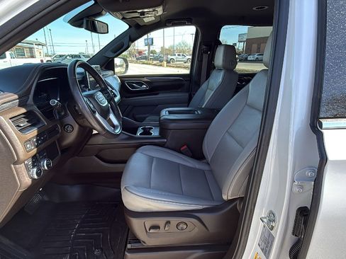 Used 2022 GMC Yukon XL SLT w/ SLT Luxury Package image 11