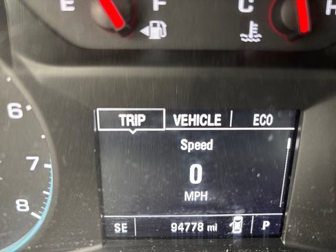 Used 2018 Chevrolet Equinox LT image 10