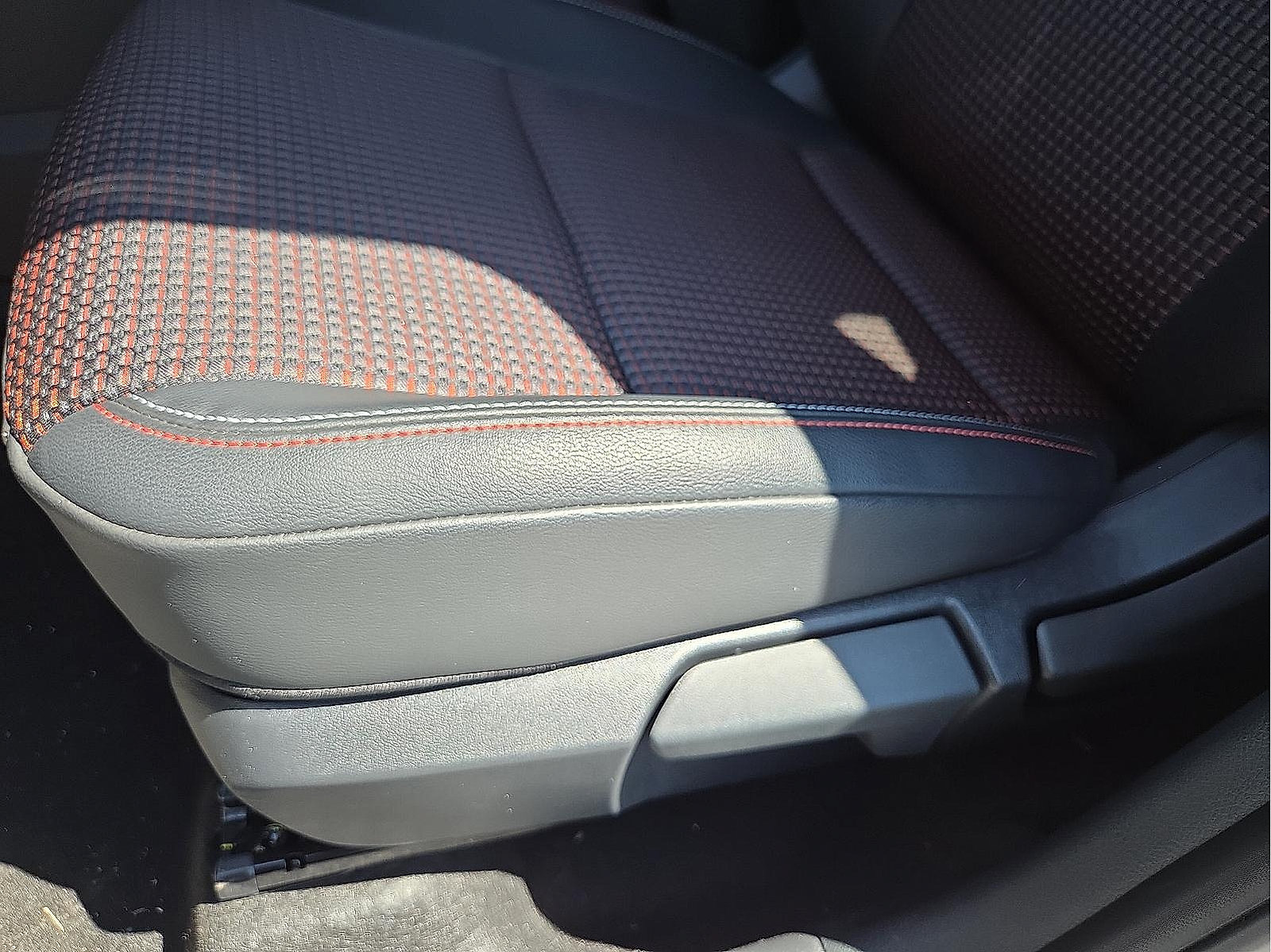 Used 2025 Nissan Kicks SR AWD/4WD image 39