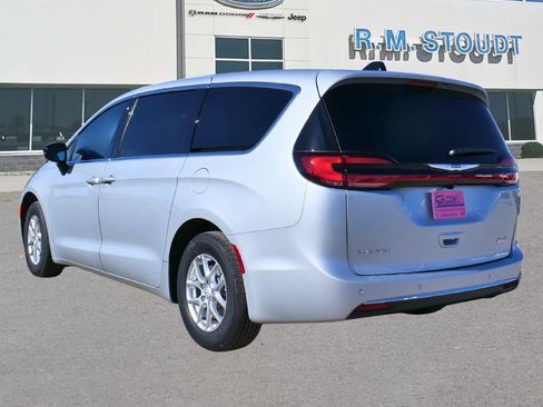New 2026 Chrysler Pacifica Select FWD image 9