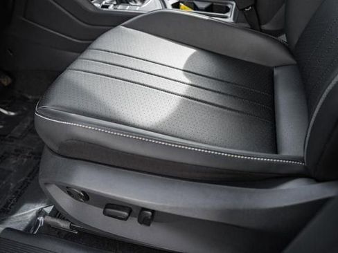 Used 2024 Volkswagen Tiguan SE image 31