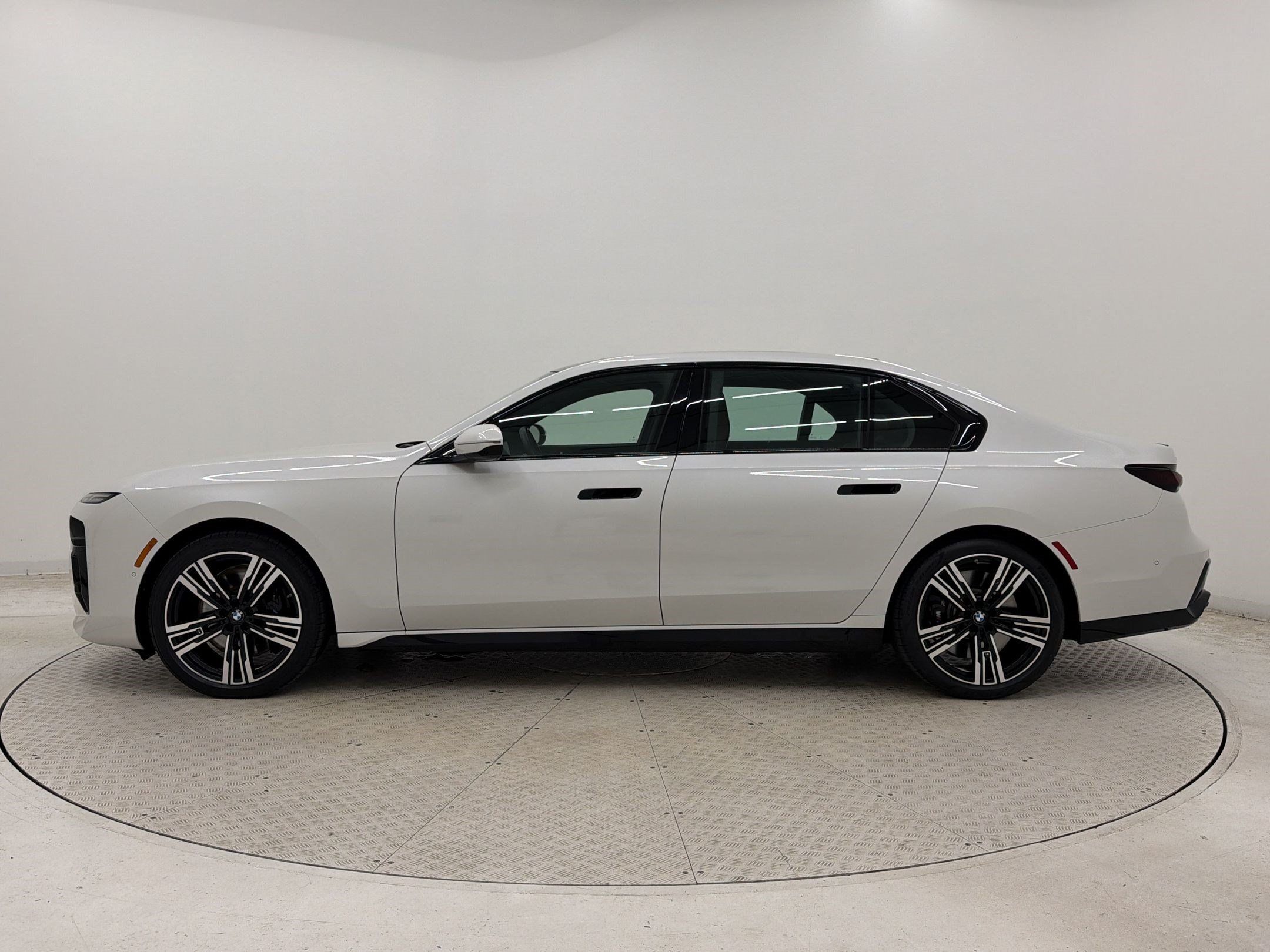 Used 2025 BMW 760i xDrive AWD/4WD image 2