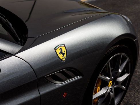 Used 2010 Ferrari California image 16