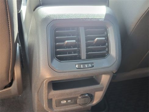 Used 2022 Volkswagen Tiguan SE w/ Panoramic Sunroof Package image 32