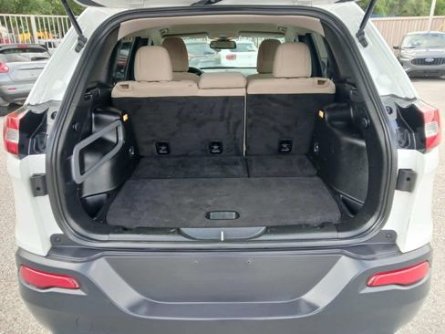 Used 2017 Jeep Cherokee Latitude FWD image 16