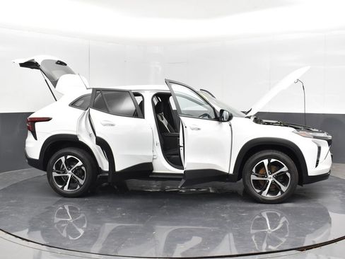 Used 2024 Chevrolet Trax RS FWD image 36