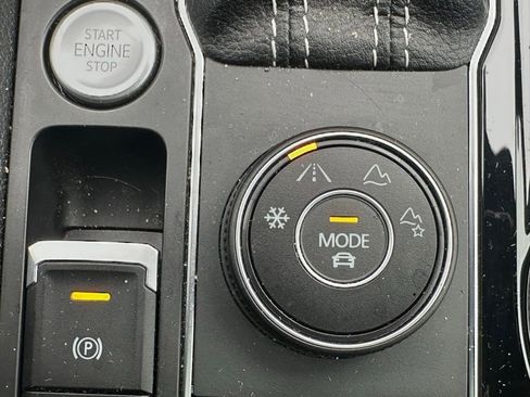 Used 2023 Volkswagen Atlas Cross Sport SEL R-Line AWD/4WD image 15