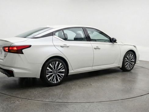 Used 2025 Nissan Altima 2.5 SV FWD image 9