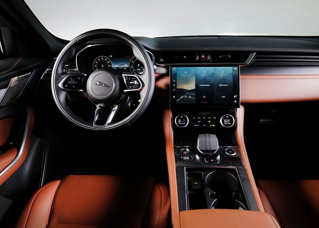 Certified 2025 Jaguar F-PACE R-Dynamic S AWD/4WD image 11
