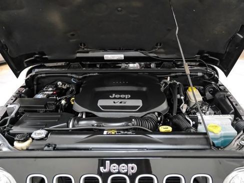 Used 2017 Jeep Wrangler Sahara w/ Connectivity Group AWD/4WD image 32