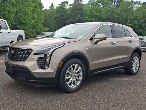 Used 2023 Cadillac XT4 Luxury w/ Cold Weather Package FWD image 3