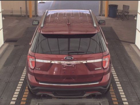 Used 2018 Ford Explorer XLT w/ Equipment Group 202A FWD image 5