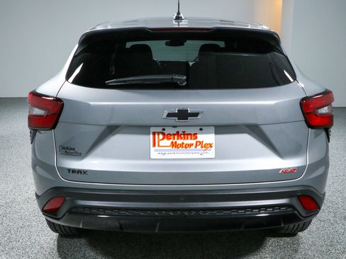 Used 2024 Chevrolet Trax RS w/ Sunroof Package FWD image 8