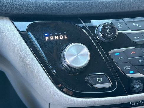 Used 2022 Chrysler Pacifica Touring-L image 31