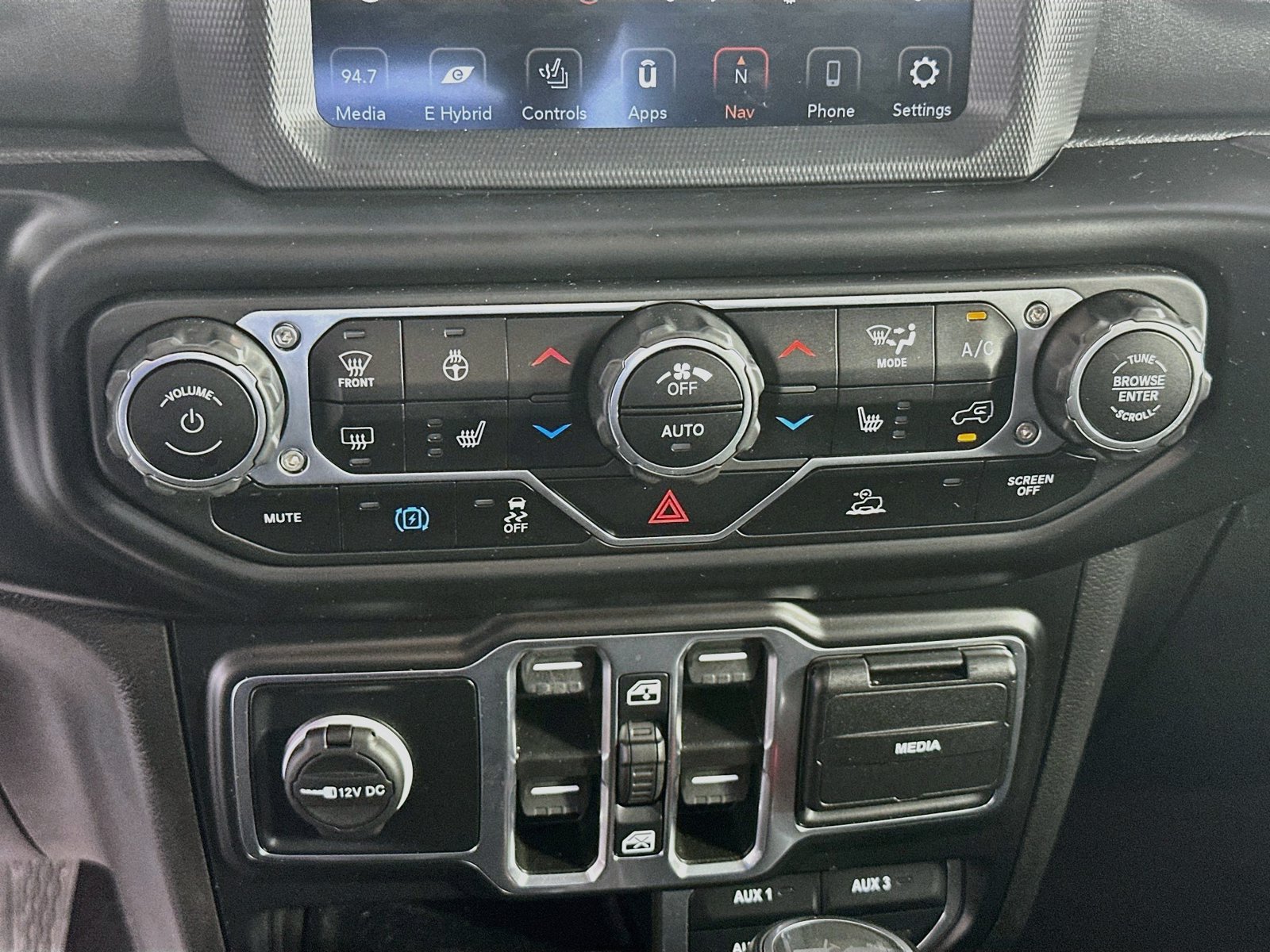 Used 2022 Jeep Wrangler Unlimited Sahara w/ Cold Weather Group AWD/4WD image 16