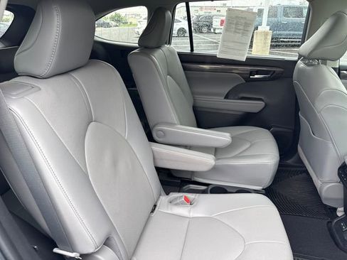 Used 2022 Toyota Highlander Limited FWD image 14