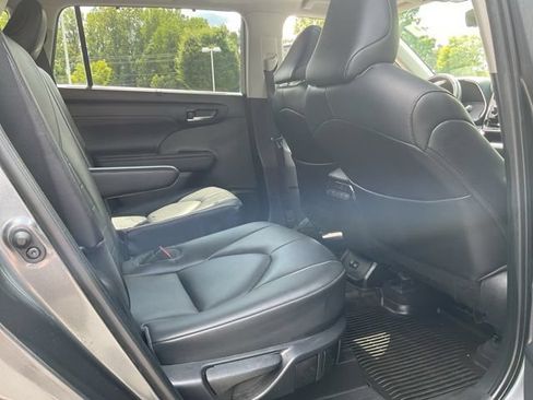 Used 2022 Toyota Highlander XLE AWD/4WD image 21