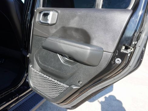 Used 2020 Jeep Wrangler Unlimited Sahara image 23