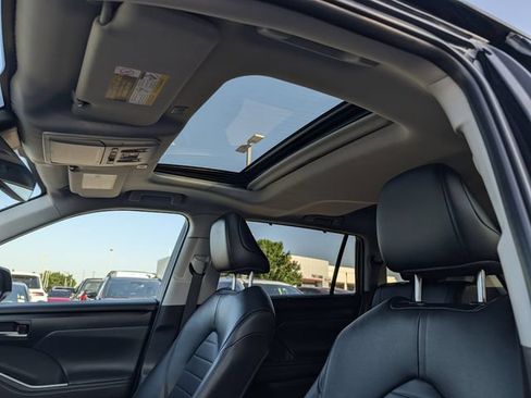 Used 2024 Toyota Highlander XLE AWD/4WD image 27