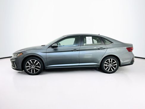 Used 2025 Volkswagen Jetta SE FWD image 4