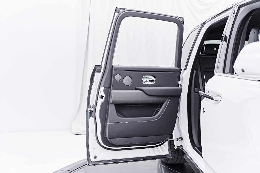 Used 2025 Rolls-Royce Cullinan AWD/4WD image 36