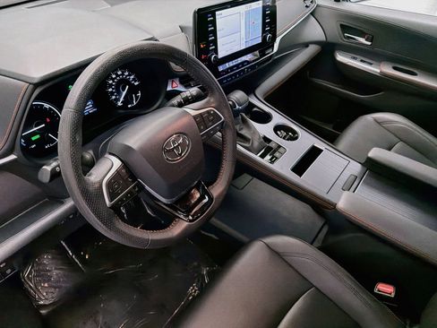 Used 2022 Toyota Sienna XSE FWD image 7