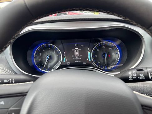 Used 2025 Chrysler Pacifica Limited FWD image 43
