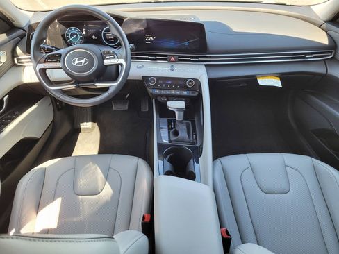 Used 2025 Hyundai Elantra Limited FWD image 12